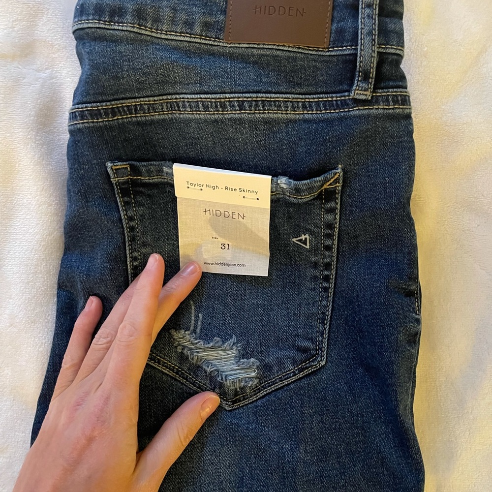 Skinny high rise denim, NWT. Size 31, 27 inch inseam.Lightly destroyed. Stretch.